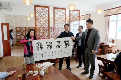 
悅榕集團中國業務發展主席張齊娥一行蒞臨我院考察
